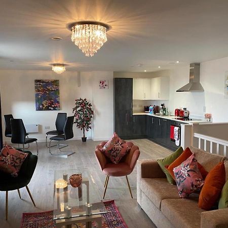 Central 2 Bed Newly Built Duplex Penthouse With Free Gated, On-Site Parking, Lift Access, Self Check-In, Super Fast Wifi, Two Cathedral View Terraces & Sleeps 6 بيتربرو المظهر الخارجي الصورة