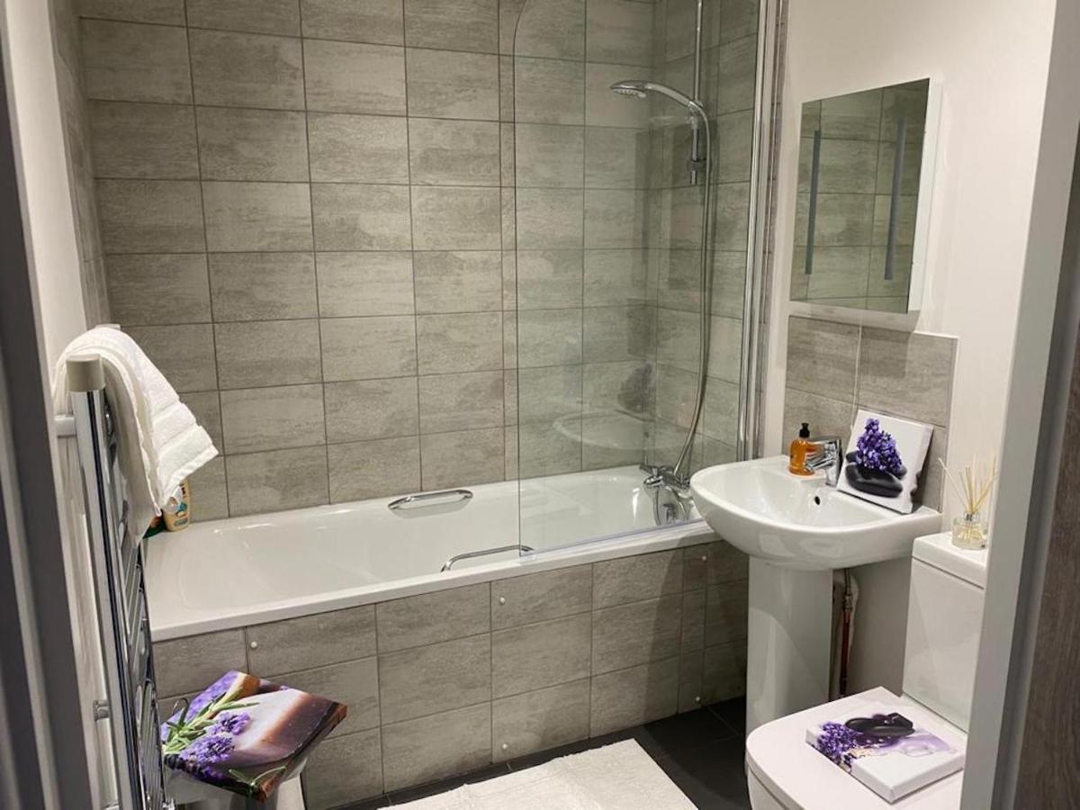 Central 2 Bed Newly Built Duplex Penthouse With Free Gated, On-Site Parking, Lift Access, Self Check-In, Super Fast Wifi, Two Cathedral View Terraces & Sleeps 6 بيتربرو المظهر الخارجي الصورة